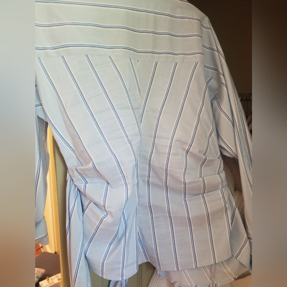 blouse - Picture 2 of 3